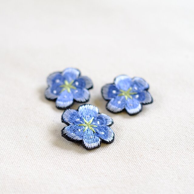 刺繍ブローチ/ネモフィラ | iichi 日々の暮らしを心地よくする