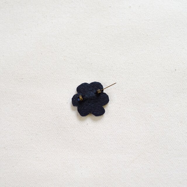 刺繍ブローチ/ネモフィラ | iichi 日々の暮らしを心地よくする