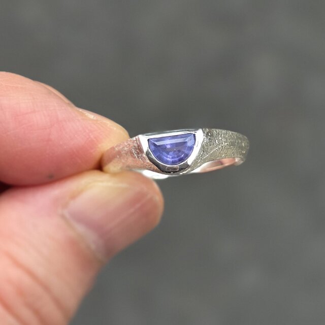 タンザナイト 0.6ct 半円 伏せこみ留 シルバーSV925リング | iichi