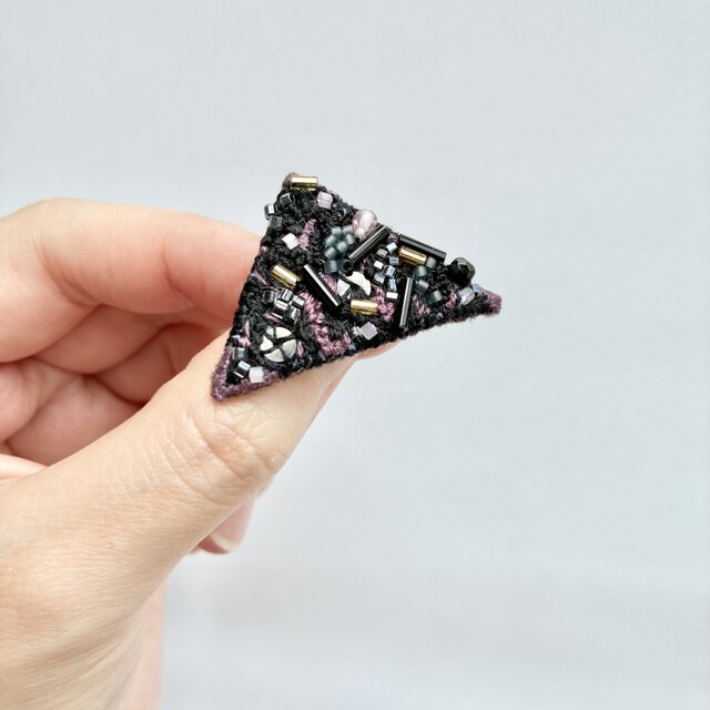 【モノトーン・三角形デザインのブローチ】2個セットSALE Otona black×purple