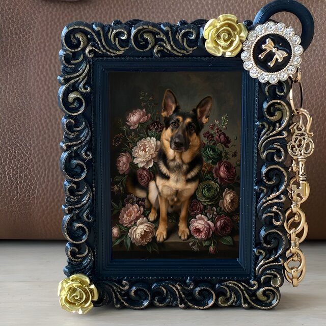 アンティーク調 犬の絵 写真額縁 犬（ジャーマンシェパード）バッグチャーム 花の油絵風アート ブラック