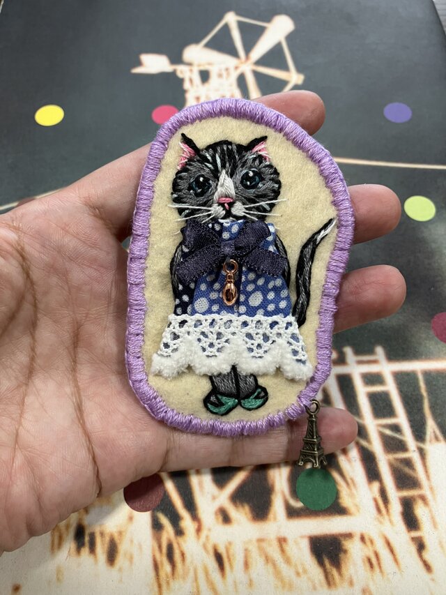 ハンドメイド刺繍ブローチ　908 新米だよー 猫刺繍ブローチ・チャーム 水玉のドレス | iichi 日々の暮らしを