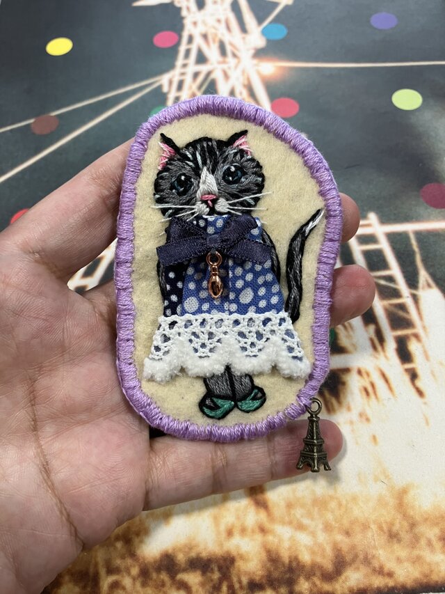 猫刺繍ブローチ・チャーム 水玉のドレス | iichi 日々の暮らしを