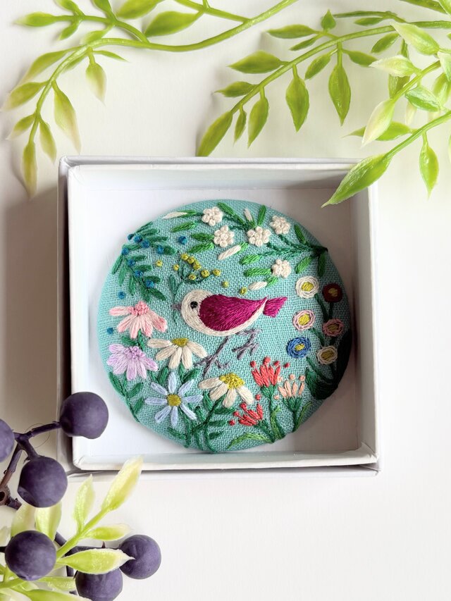 ことりと草花の刺繍ブローチPremium(botanical）#537 | iichi 日々の