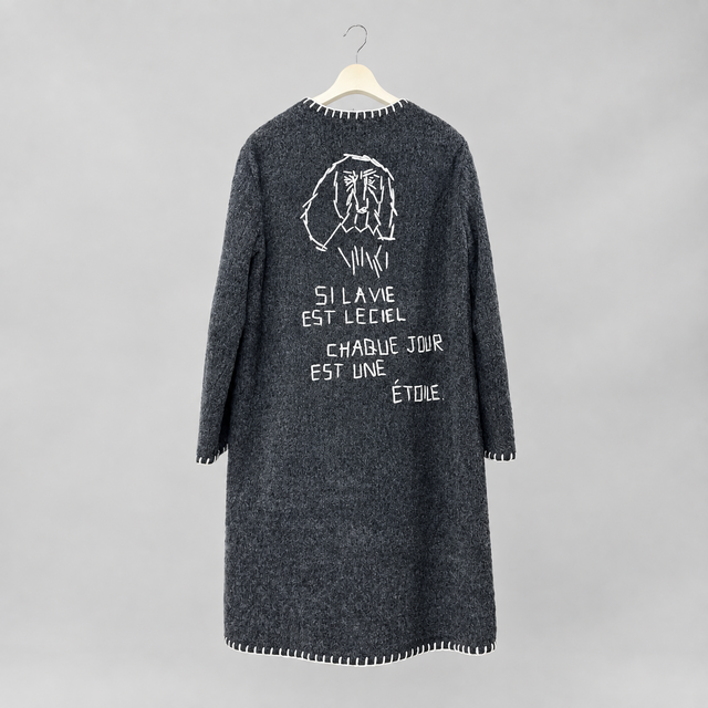 手刺繍メッセージ入り ロングコート｜チャコールグレー × アイボリー