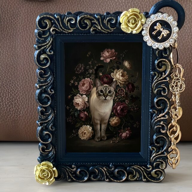 猫（シャム猫）バッグチャーム 花の油絵風アート ブラック額縁 | iichi