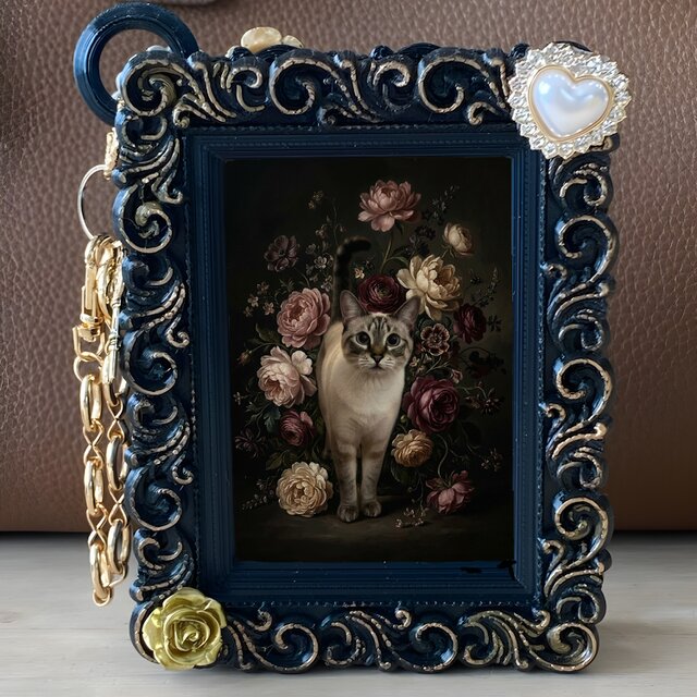 猫（シャム猫）バッグチャーム 花の油絵風アート ブラック額縁 | iichi