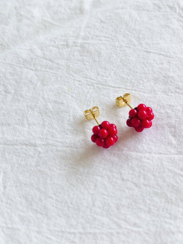 天然石刺繍／ピアス】つぶつぶ赤珊瑚 | iichi 日々の暮らしを心地よく