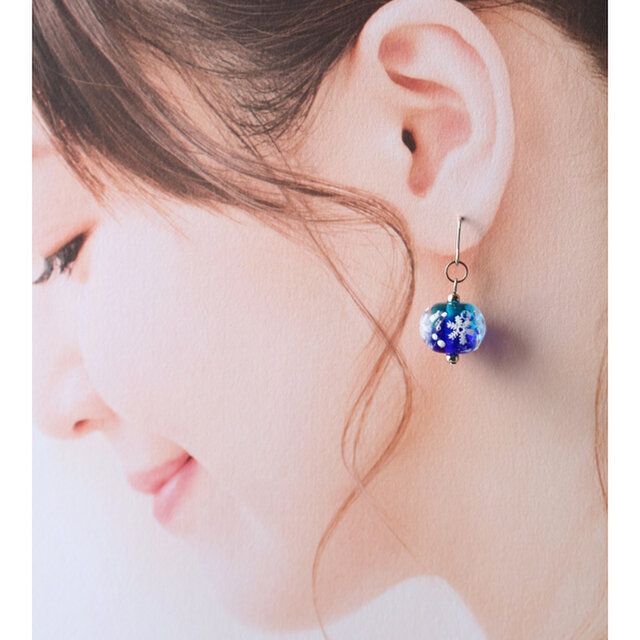 冬空に舞う雪】雪の結晶のとんぼ玉ピアス | iichi 日々の暮らしを