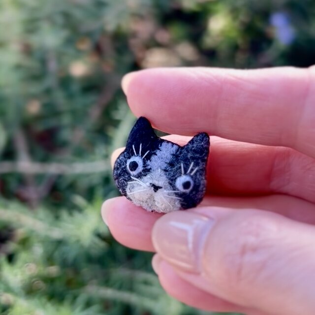 特別仕立て】2cm ぷっくりマズルの猫ブローチ（モノトーン