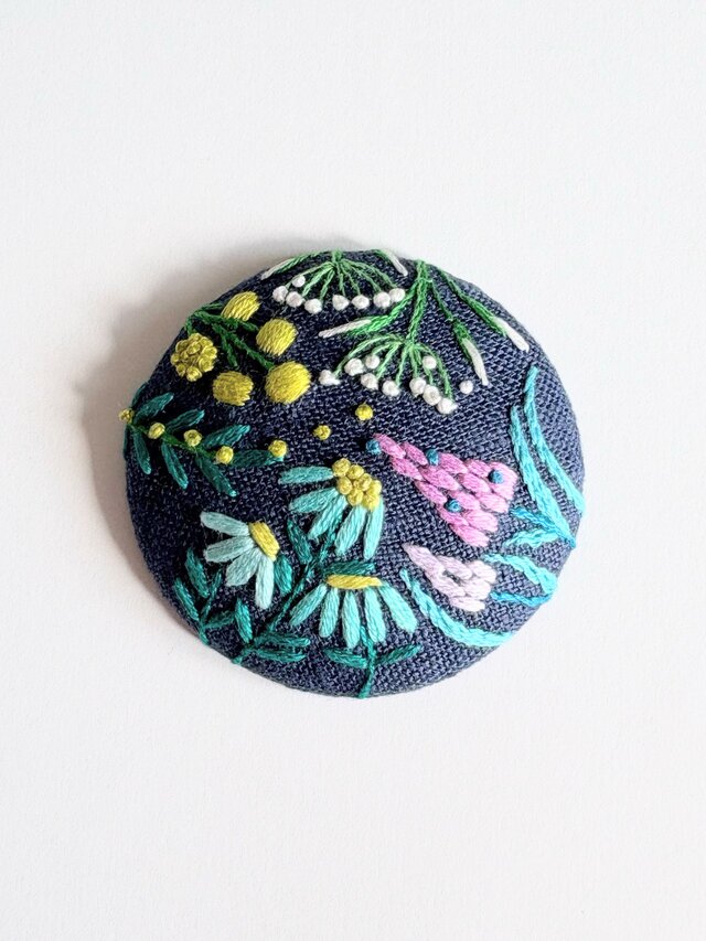 草花の刺繍ブローチ【botanical】#538 | iichi 日々の暮らしを心地よく