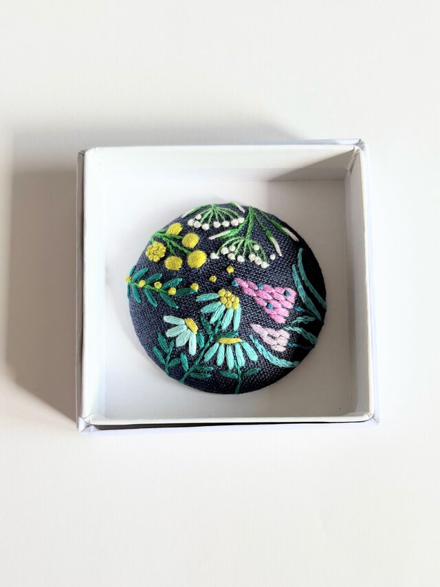 草花の刺繍ブローチ【botanical】#538 | iichi 日々の暮らしを心地よく