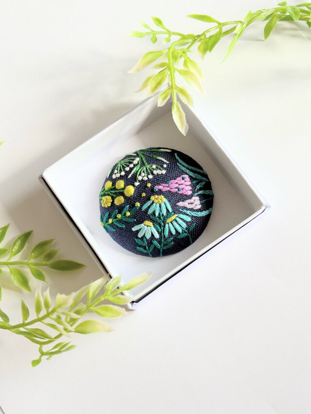 草花の刺繍ブローチ【botanical】#538 | iichi 日々の暮らしを心地よく