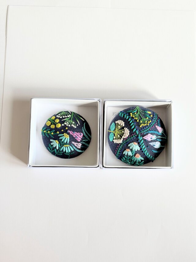 草花の刺繍ブローチ【botanical】#538 | iichi 日々の暮らしを心地よく
