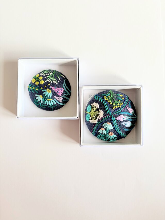 草花の刺繍ブローチ【botanical】#538 | iichi 日々の暮らしを心地よく