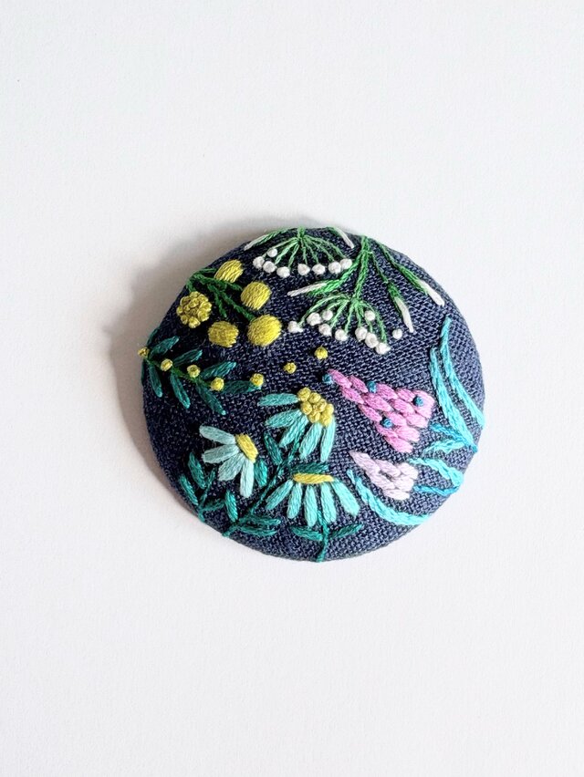 草花の刺繍ブローチ【botanical】#538 | iichi 日々の暮らしを心地よく