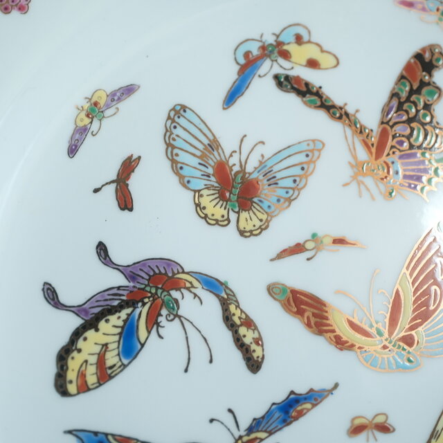 華やかな蝶の群れと葡萄◇中国廣彩 赤絵金彩大皿 工芸品 ビンテージ
