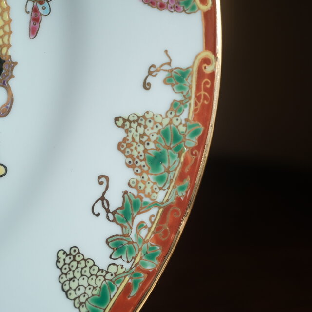 華やかな蝶の群れと葡萄◇中国廣彩 赤絵金彩大皿 工芸品 ビンテージ