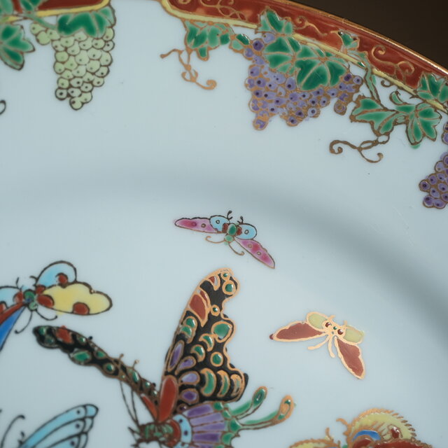 華やかな蝶の群れと葡萄◇中国廣彩 赤絵金彩大皿 工芸品 ビンテージ