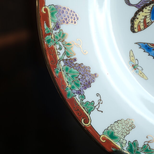 華やかな蝶の群れと葡萄◇中国廣彩 赤絵金彩大皿 工芸品 ビンテージ