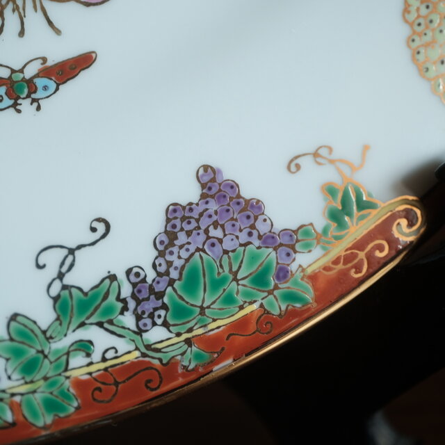 華やかな蝶の群れと葡萄◇中国廣彩 赤絵金彩大皿 工芸品 ビンテージ