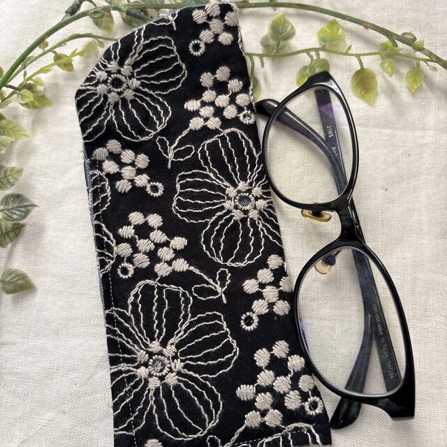 ハンドメイド♡メガネケース♡リネン黒ベージュ花刺繍柄♡♡普通タイプ
