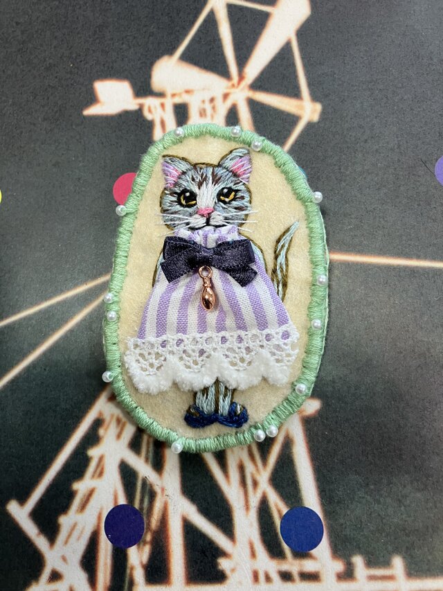 猫刺繍ブローチ・チャーム ストライプのドレス | iichi 日々の暮らしを
