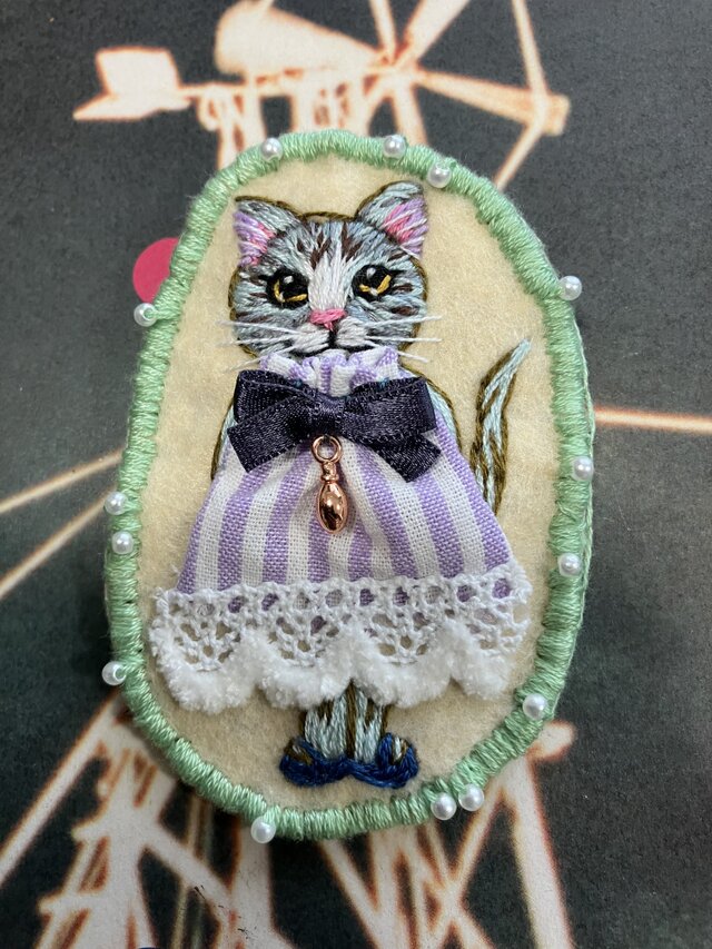 猫刺繍ブローチ・チャーム ストライプのドレス | iichi 日々の暮らしを