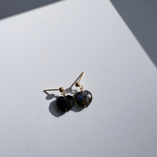 ラブラドライトのハートシェイプ両面ファセットカット フックピアス ラブラドライトのハートシェイプ両面ファセットカット フックピアス