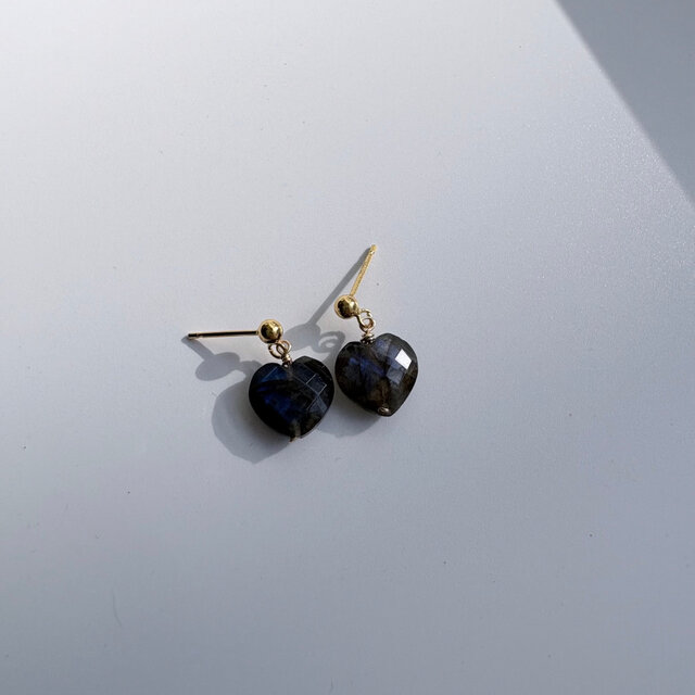 ラブラドライトのハートシェイプ両面ファセットカット フックピアス