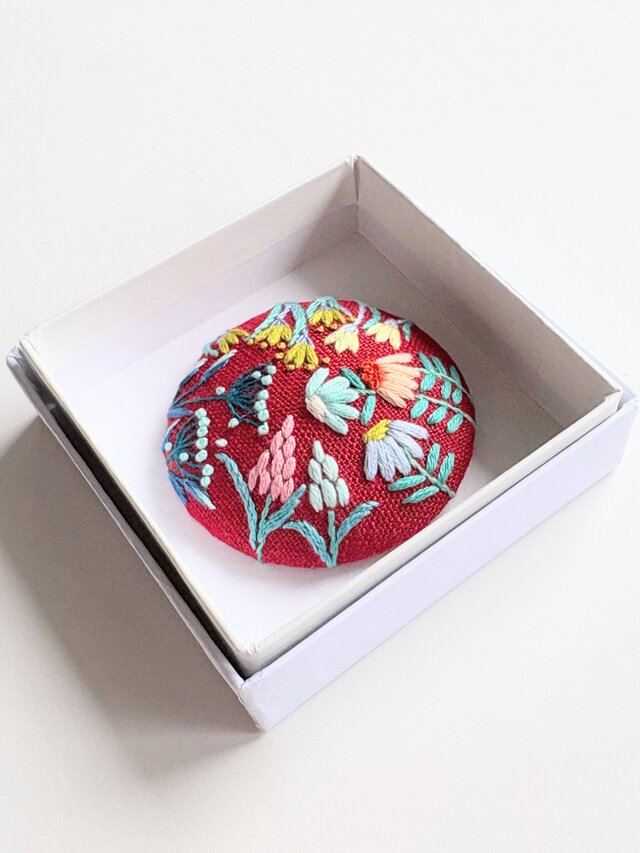 草花の刺繍ブローチ【botanical】#539 | iichi 日々の暮らしを心地よく