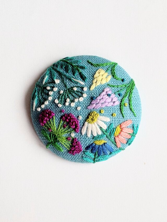 草花の刺繍ブローチ【botanical】#540 | iichi 日々の暮らしを心地よく
