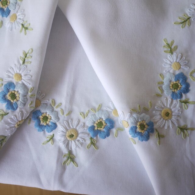 勿忘草とデイジー刺繍 サテンステッチ テーブルクロス ドイツ
