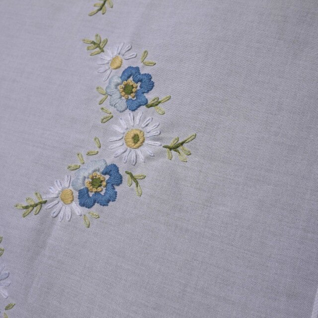 勿忘草とデイジー刺繍 サテンステッチ テーブルクロス ドイツ