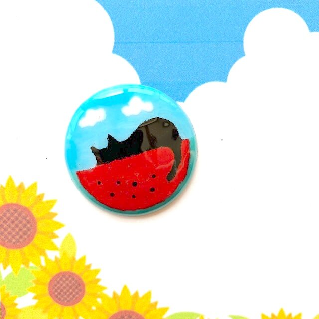 レジンヘアゴム　うちわ　黒猫ちゃんとスイカ 黒猫と西瓜と夏空のブローチ （夏 スイカ 黒猫） | iichi 日々の暮らし