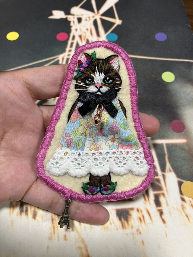猫刺繍ブローチ・チャーム 花柄のドレス | iichi 日々の暮らしを