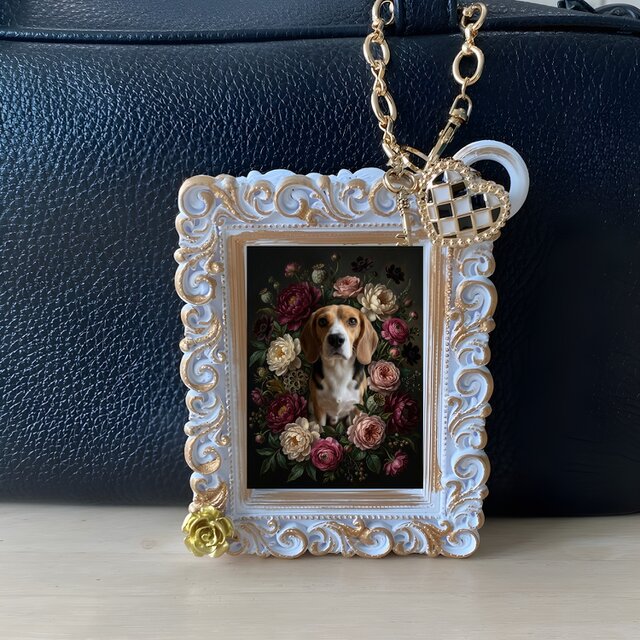 犬（ビーグル）バッグチャーム 花の油絵風アート ホワイト額縁 | iichi