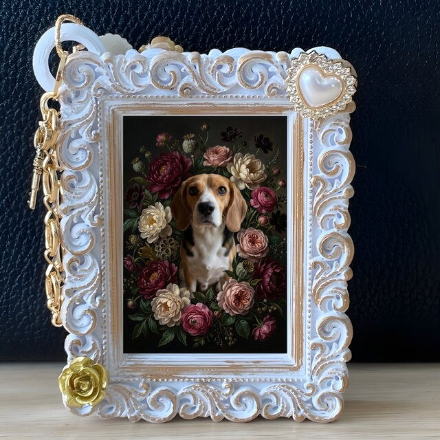 犬（ビーグル）バッグチャーム 花の油絵風アート ホワイト額縁 | iichi