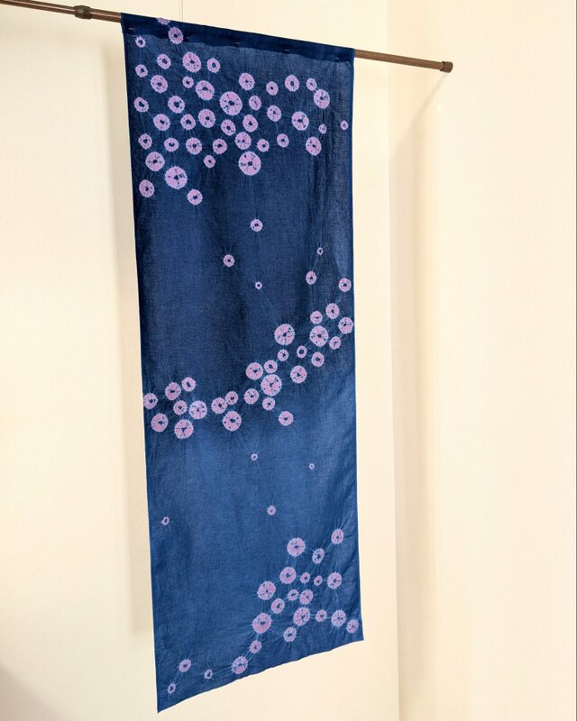 大小の菊花模様が躍る藍染とパープルのコントラストが楽しい手ぬぐい