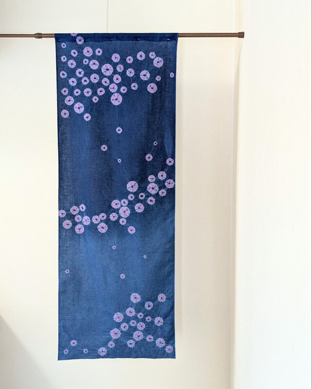 大小の菊花模様が躍る藍染とパープルのコントラストが楽しい手ぬぐい