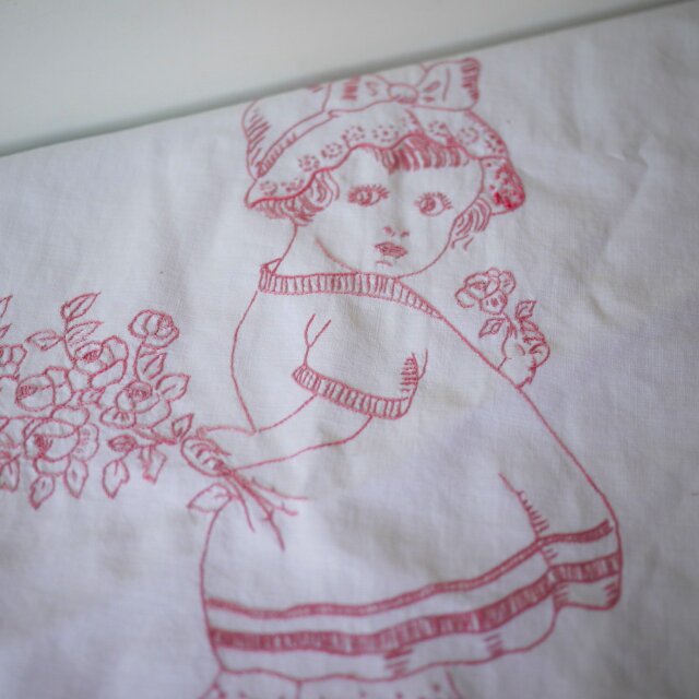 ローズピンク 一色刺繍のクロス オーバータオル ドイツヴィンテージ