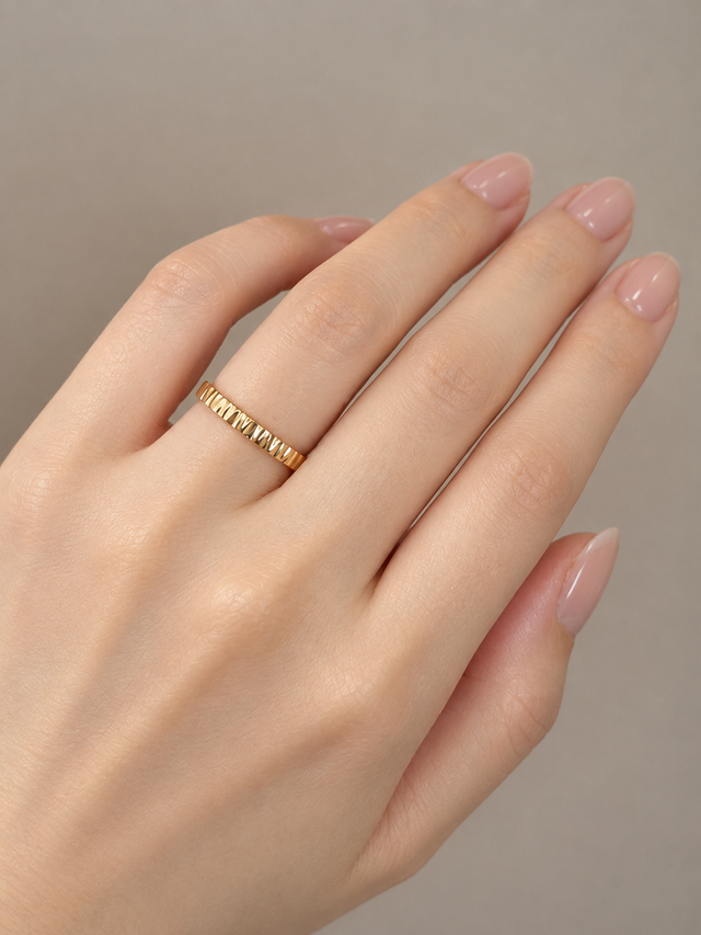 縦槌目模様リング K10 | iichi 日々の暮らしを心地よくする