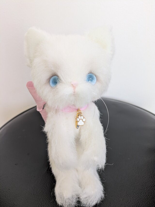 透る瞳の仔猫 アーティストベア 海外作家様 ハンドメイド ぬいぐるみ ハンドメイド☆ぬいぐるみ☆白猫ちゃん☆ | iichi 日々の暮らしを