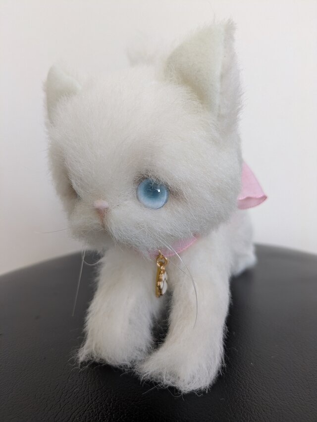 優しい白猫ちゃん アーティストベア 海外作家様 ハンドメイド ぬいぐるみ ハンドメイド☆ぬいぐるみ☆白猫ちゃん☆ | iichi 日々の暮らしを