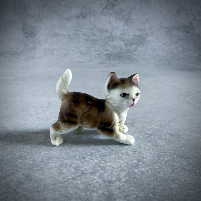 371 ヴィンテージ 小さな冒険家 — 陶器の猫 | iichi 日々の暮らしを