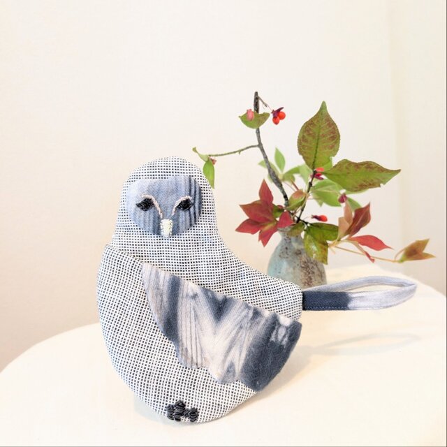 つぶらな瞳のふくろうオーブンミット(貴重な染色布とハンド刺しゅうの