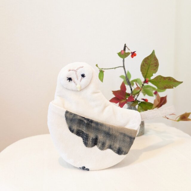 つぶらな瞳のふくろうオーブンミット(ハンド刺しゅうと伝統工芸の布を