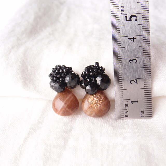 天然石刺繍／イヤリング】Sunstone × Black Spinel Earrings | iichi