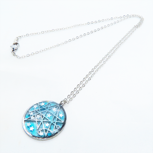 ライトブルー 星のつならなるフレームのペンダントネックレス レジン