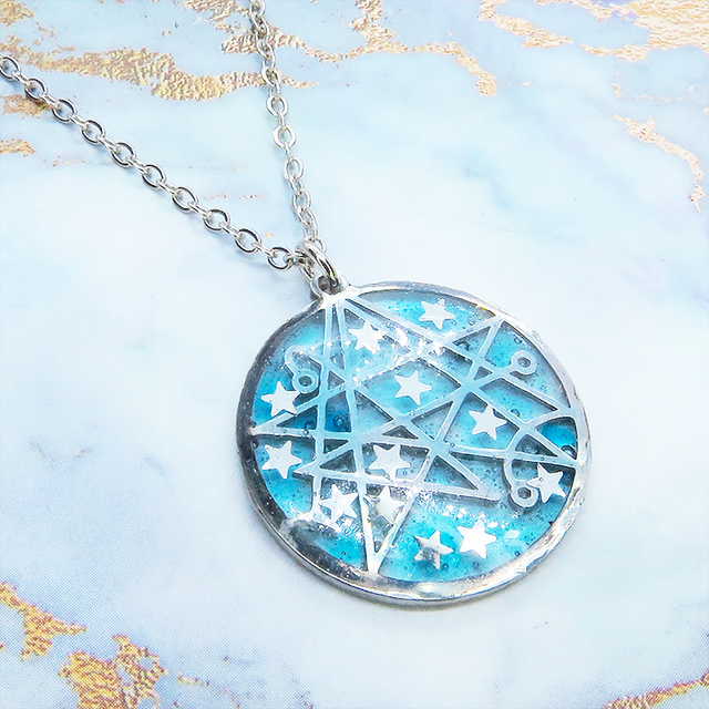 ライトブルー 星のつならなるフレームのペンダントネックレス レジン